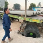 Truk Muatan Paku Bumi Ambles di Pondok Cabe, Sempat Bikin Macet