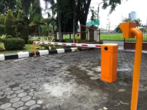 Pemerintah Surabaya Peringatkan Warga Tentang Parkir di Badan Jalan dan Pintu Portal