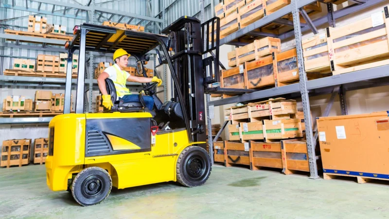 Operator Forklift – Penanganan Barang di Gudang