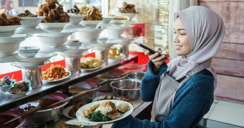 Pelayan Restoran di Simpang Polda