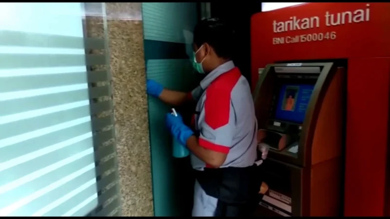 Petugas Kebersihan Mesin ATM