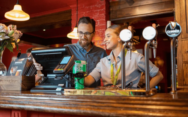 Staf Bar (Bar Staff) – Golden Ball